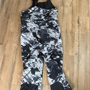 Black and gray Men’s snow pants.